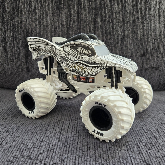 Monster Jam Dragon Monster Truck 1:24 Max Contrast Black White 2021 Spinmaster - Picture 2 of 14